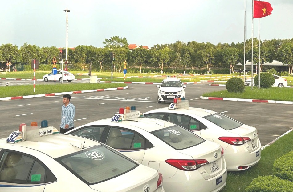 xe tập lái trung tâm đào tạo lái xe bình minh